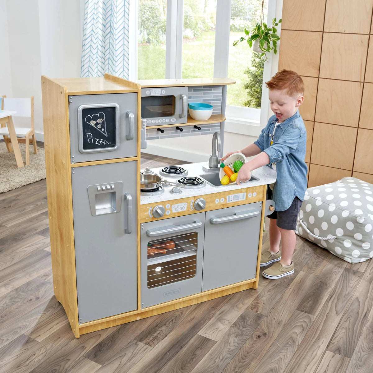 Cocina de Juego KidKraft Uptown Natural con Pizarrón y Soporte para Toallas