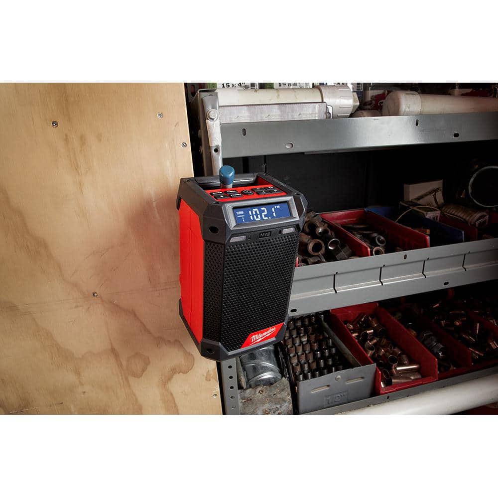 Radio inalámbrico para obra Milwaukee M12 de 12 voltios con Bluetooth/AM/FM y cargador 2951-20