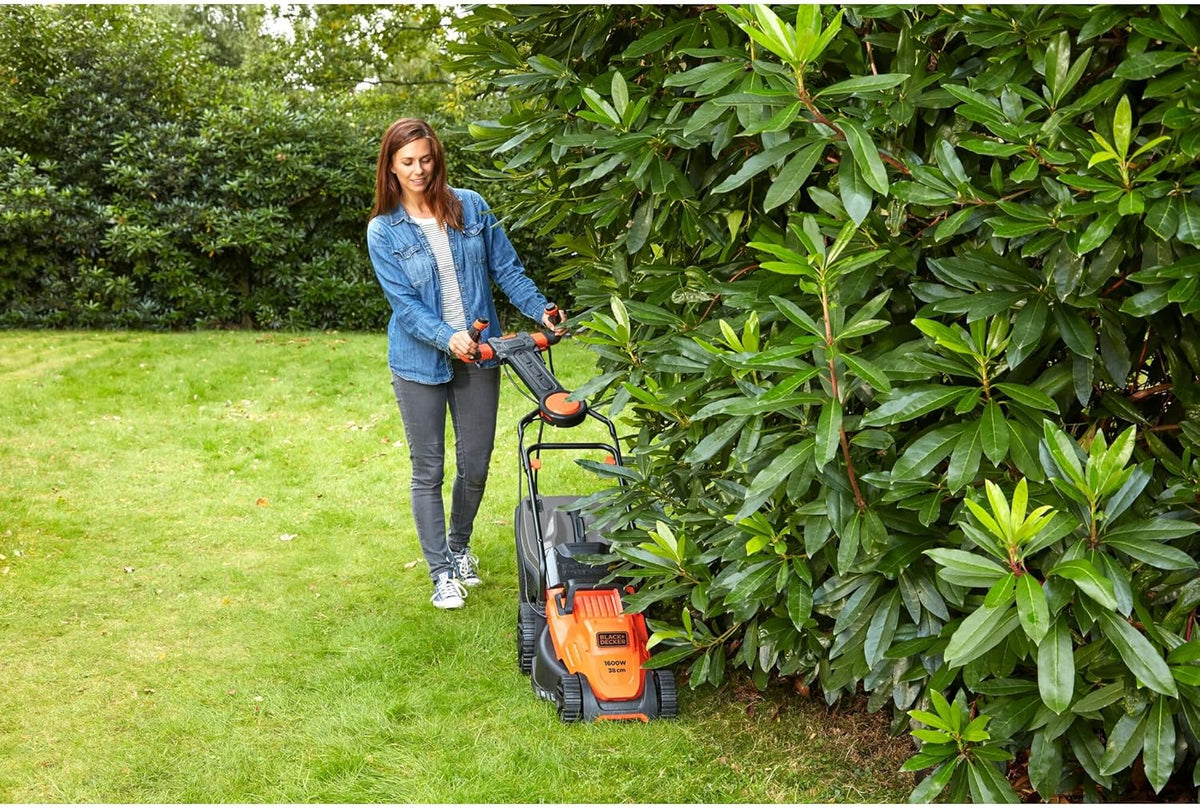 BLACK+DECKER BEMW471ES, Cortacésped eléctrico 1.600W 38 cm, Anchura de Corte de 38 cm, 6 Alturas Ajustables de Corte de 20, 30, 40, 50, 60 y 70 mm, Mango EASYSTEER de 3 Posiciones