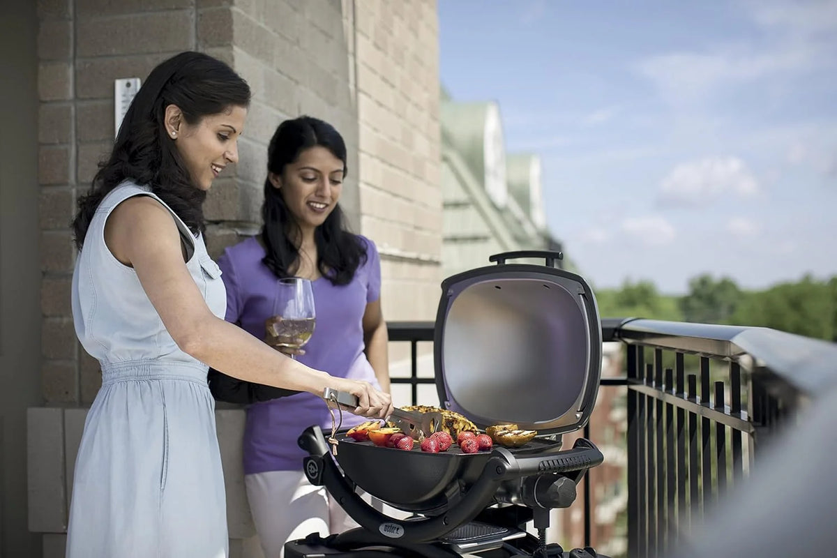 Weber Q1400 Barbecue électrique avec support, surface de cuisson 43 x 32 cm, nomade, grille en fonte émaillée divisée en 2 parties, couvercle et cuve en fonte d'aluminium - Gris foncé (52020853)