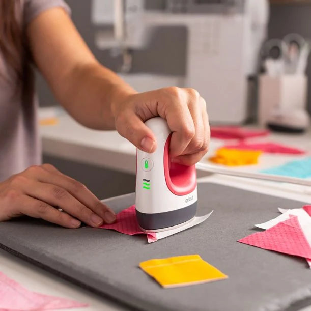 EasyPress Mini™ en color frambuesa + Paquete Esencial de Materiales para Planchar