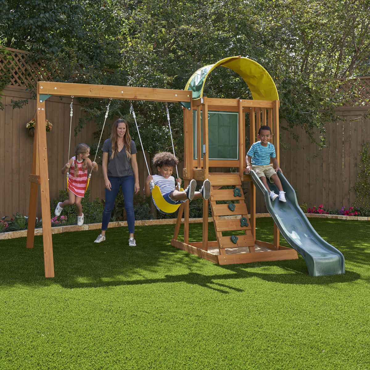 Juego de Patio KidKraft Ainsley de Madera con Resbaladilla y Muro de Escalada