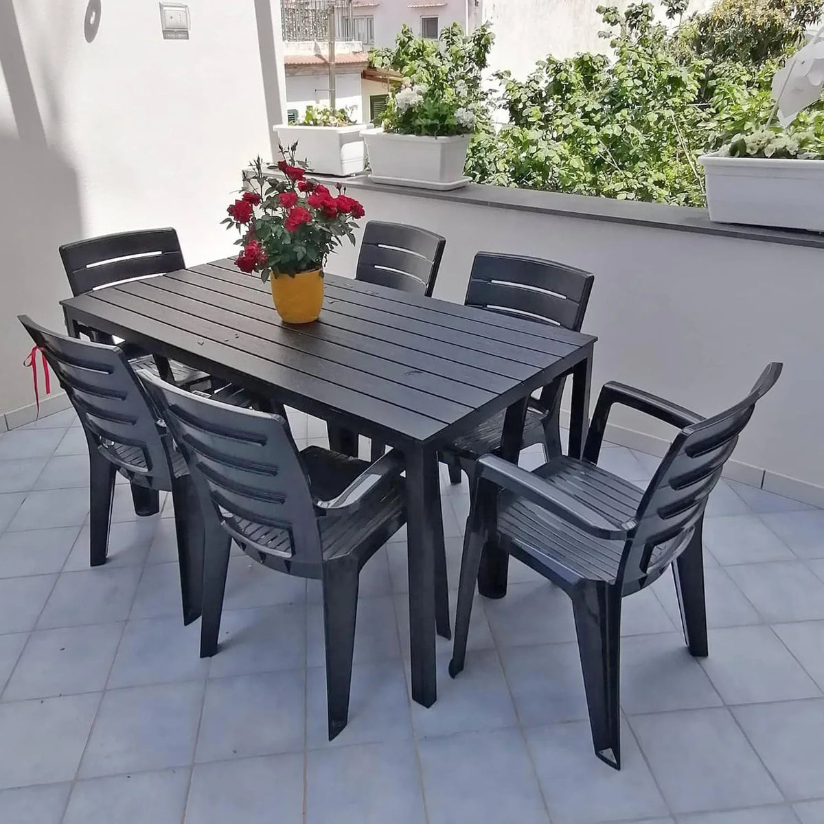 Ensemble repas de jardin ou d'extérieur pour 6 personnes anthracite effet bois, table rectangulaire en acier peint avec lattes en polyéthylène, 6 chaises empilables en polypropylène - Thomas & Anita