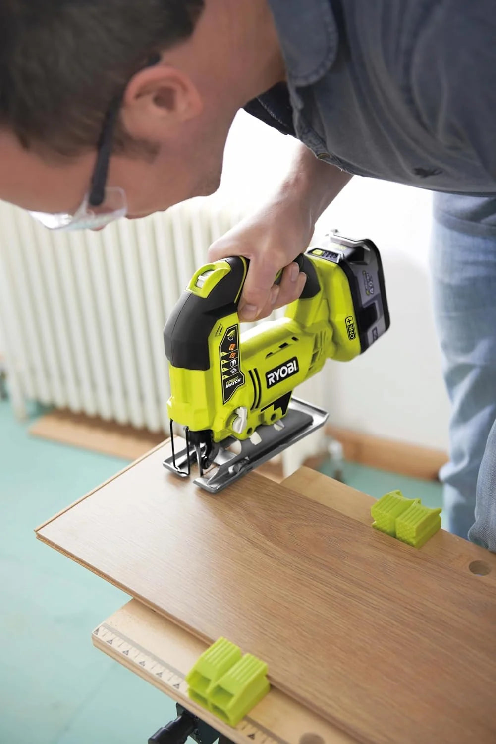 Pack 9 Outils 18V ONE+ : Perceuse, Visseuse à chocs, Meuleuse, Multi-Tools, Pistolet à Colle, Scie Circulaire, Scie Sauteuse, Lampe, Ponceuse + 2 Batteries et Chargeur - R18CK9B-252SLZ